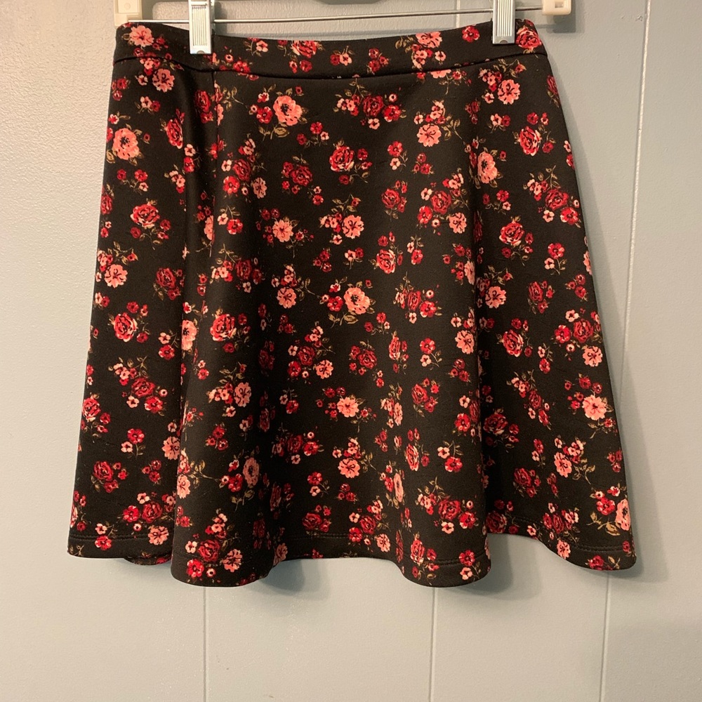 🖤 3/ $10 Floral mini skirt
